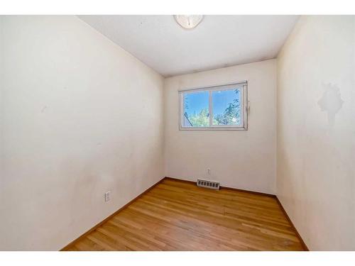 9815 2 Street Se, Calgary, AB - Indoor Photo Showing Other Room