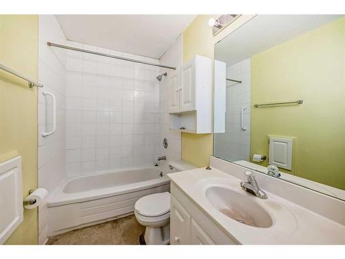 9815 2 Street Se, Calgary, AB - Indoor Photo Showing Bathroom