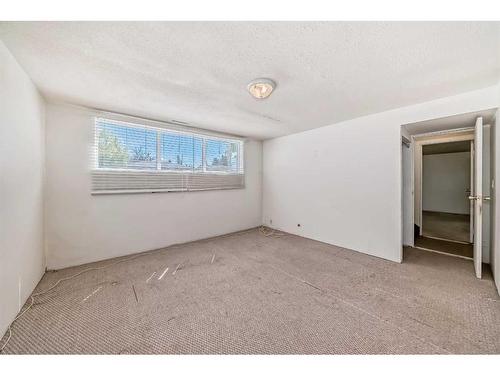 9815 2 Street Se, Calgary, AB - Indoor Photo Showing Other Room