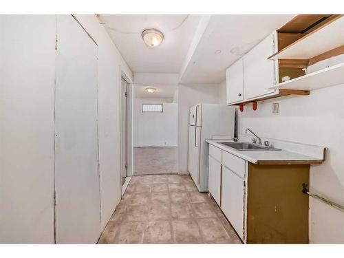 9815 2 Street Se, Calgary, AB - Indoor Photo Showing Kitchen