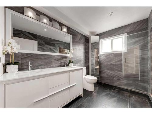 A-2115 35 Avenue Sw, Calgary, AB - Indoor Photo Showing Bathroom
