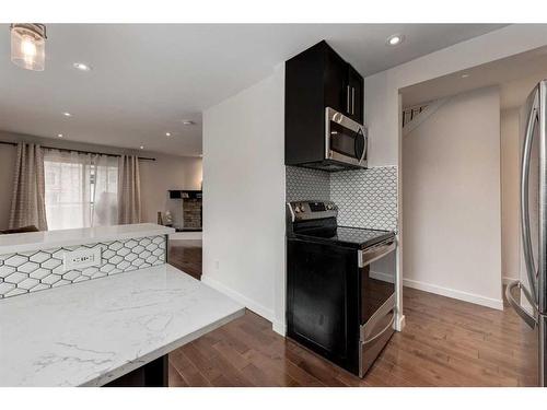 A-2115 35 Avenue Sw, Calgary, AB - Indoor Photo Showing Kitchen