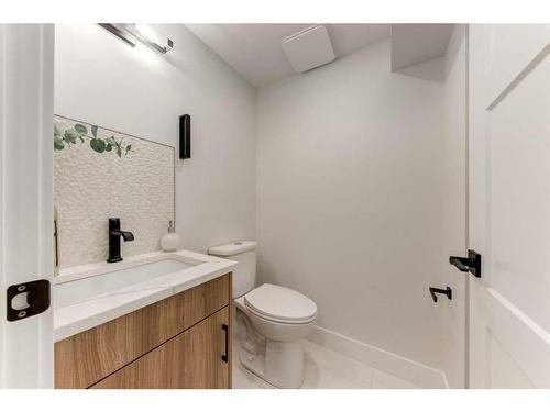 188 Lake Adams Crescent, Calgary, AB - Indoor Photo Showing Bathroom