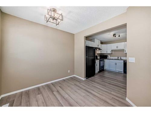 233 Saddlebrook Point Ne, Calgary, AB - Indoor Photo Showing Kitchen