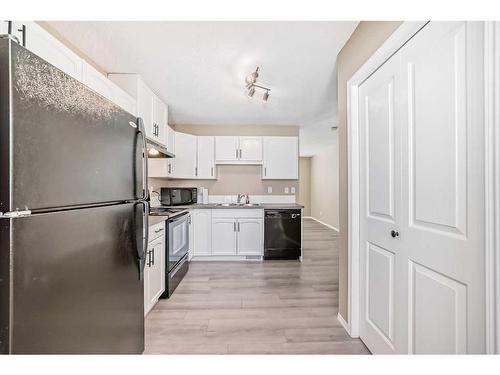 233 Saddlebrook Point Ne, Calgary, AB - Indoor Photo Showing Kitchen