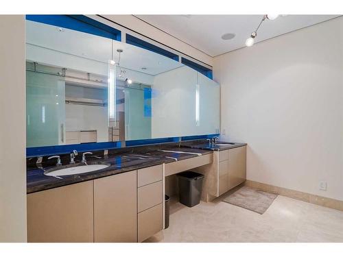 2906 Marquette Street Sw, Calgary, AB - Indoor Photo Showing Bathroom