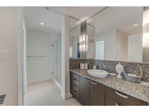 2102-99 Spruce Place Sw, Calgary, AB - Indoor Photo Showing Bathroom