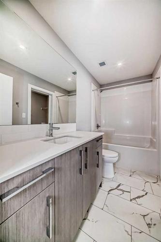 1118-681 Savanna Boulevard Ne, Calgary, AB - Indoor Photo Showing Bathroom