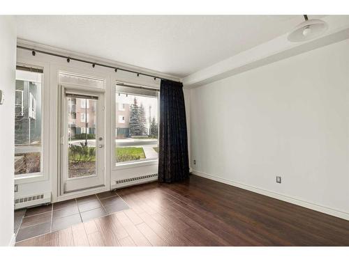134-3111 34 Avenue Nw, Calgary, AB - Indoor Photo Showing Other Room