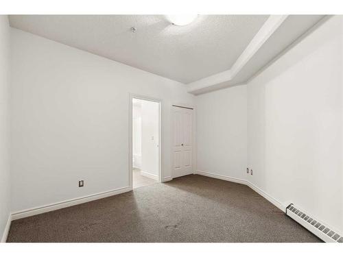 134-3111 34 Avenue Nw, Calgary, AB - Indoor Photo Showing Other Room