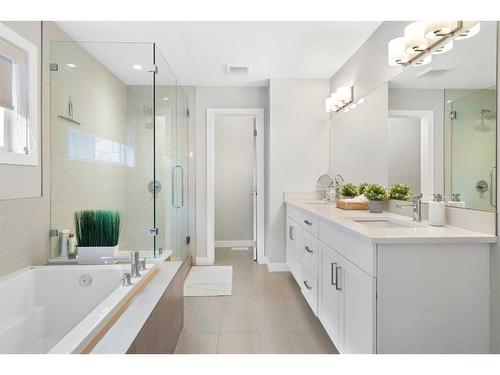 711 Shawnee Drive Sw, Calgary, AB - Indoor Photo Showing Bathroom