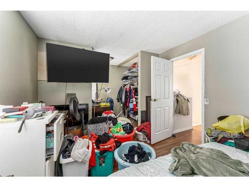42 Erin Ridge Road Se, Calgary, AB - Indoor Photo Showing Bedroom
