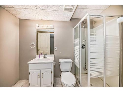 86 Hidden Hills Terrace Nw, Calgary, AB - Indoor Photo Showing Bathroom