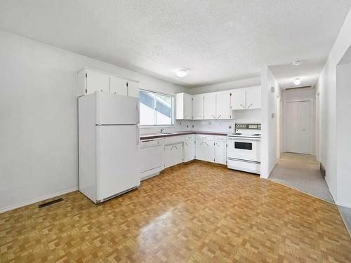 3003 28A Street Se, Calgary, AB - Indoor Photo Showing Kitchen