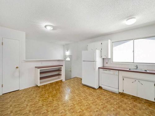 3003 28A Street Se, Calgary, AB - Indoor Photo Showing Kitchen
