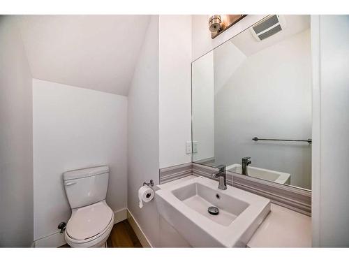 307-1611 28 Avenue Sw, Calgary, AB - Indoor Photo Showing Bathroom