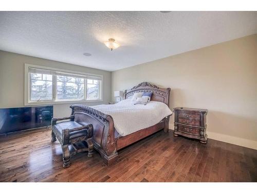 19 Aspen Meadows Manor Sw, Calgary, AB - Indoor Photo Showing Bedroom