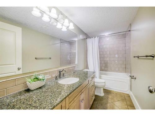 19 Aspen Meadows Manor Sw, Calgary, AB - Indoor Photo Showing Bathroom
