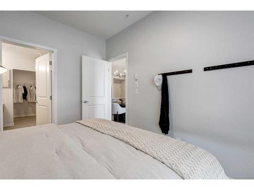 2413-33 Carringham Gate Nw, Calgary, AB - Indoor Photo Showing Bedroom