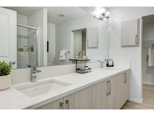 2413-33 Carringham Gate Nw, Calgary, AB - Indoor Photo Showing Bathroom