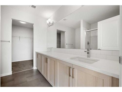 2413-33 Carringham Gate Nw, Calgary, AB - Indoor Photo Showing Bathroom