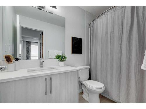 2413-33 Carringham Gate Nw, Calgary, AB - Indoor Photo Showing Bathroom