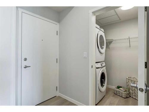 2413-33 Carringham Gate Nw, Calgary, AB - Indoor Photo Showing Laundry Room