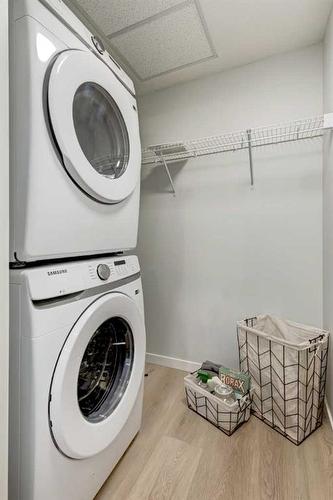 2413-33 Carringham Gate Nw, Calgary, AB - Indoor Photo Showing Laundry Room