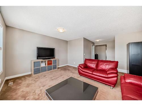 41 Sherwood Heights Nw, Calgary, AB - Indoor Photo Showing Living Room