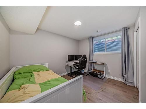 41 Sherwood Heights Nw, Calgary, AB - Indoor Photo Showing Bedroom