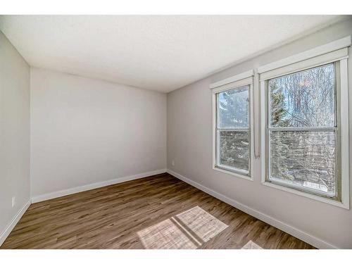 42 Dalhousie Crescent Nw, Calgary, AB - Indoor Photo Showing Other Room