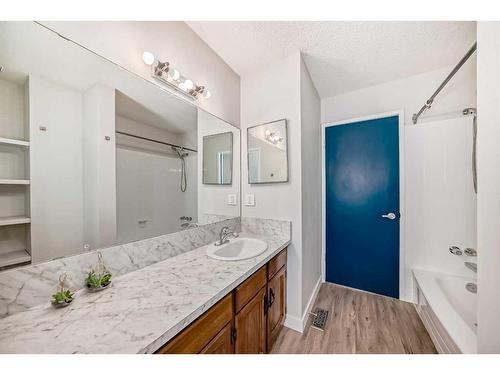 42 Dalhousie Crescent Nw, Calgary, AB - Indoor Photo Showing Bathroom