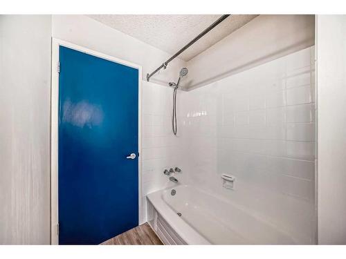 42 Dalhousie Crescent Nw, Calgary, AB - Indoor Photo Showing Bathroom