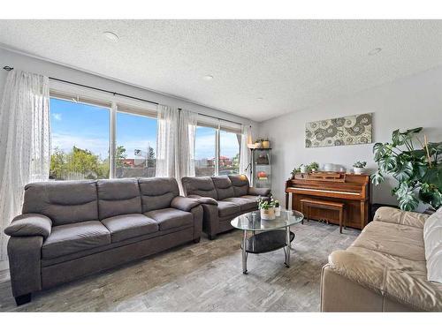 315 Ranchlands Court Nw, Calgary, AB - Indoor Photo Showing Living Room