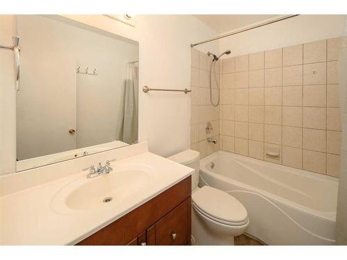 4807 Brisebois Drive Nw, Calgary, AB - Indoor Photo Showing Bathroom