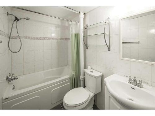 4807 Brisebois Drive Nw, Calgary, AB - Indoor Photo Showing Bathroom