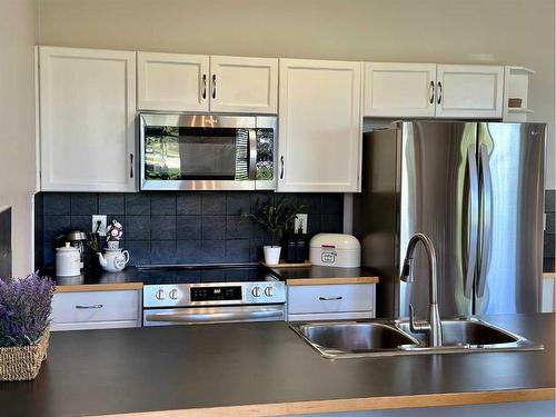 136 Everridge Gardens Sw, Calgary, AB - Indoor Photo Showing Kitchen With Double Sink