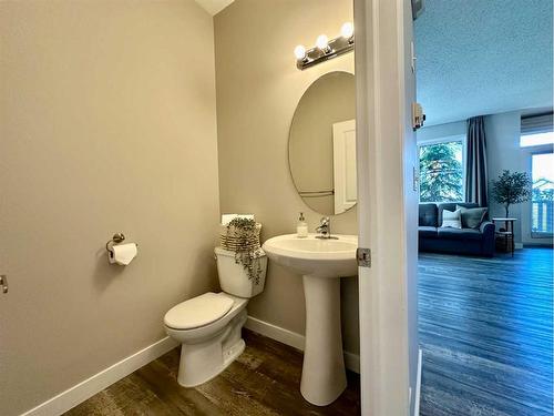 136 Everridge Gardens Sw, Calgary, AB - Indoor Photo Showing Bathroom