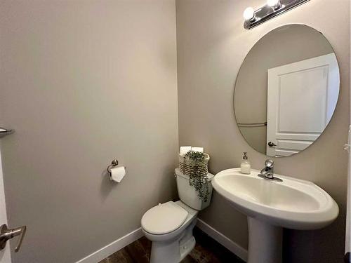 136 Everridge Gardens Sw, Calgary, AB - Indoor Photo Showing Bathroom