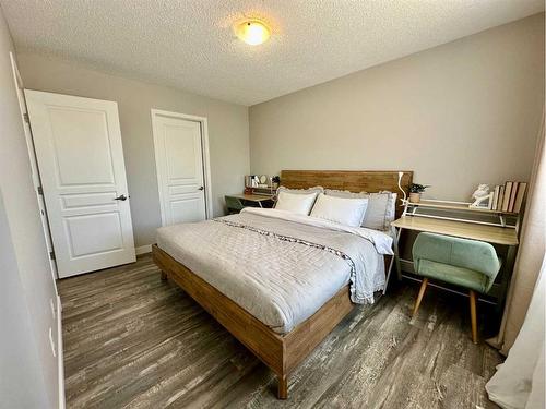 136 Everridge Gardens Sw, Calgary, AB - Indoor Photo Showing Bedroom