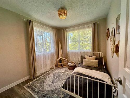 136 Everridge Gardens Sw, Calgary, AB - Indoor Photo Showing Bedroom