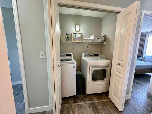 136 Everridge Gardens Sw, Calgary, AB - Indoor Photo Showing Laundry Room