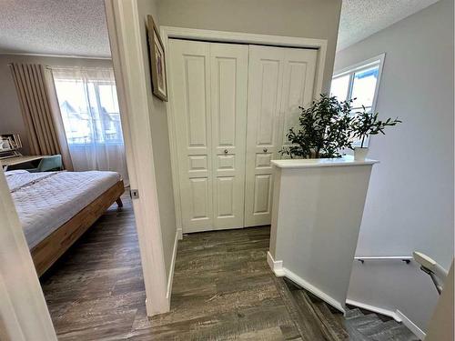 136 Everridge Gardens Sw, Calgary, AB - Indoor Photo Showing Bedroom