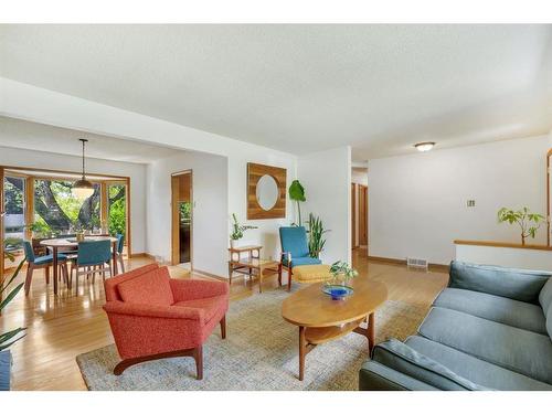 2919 14 Avenue Nw, Calgary, AB - Indoor Photo Showing Living Room