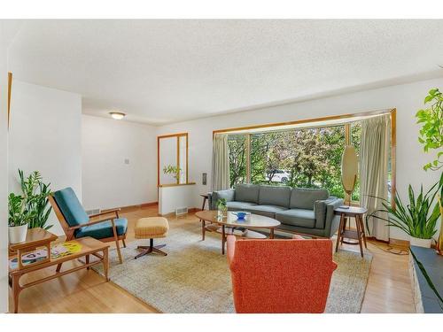 2919 14 Avenue Nw, Calgary, AB - Indoor Photo Showing Living Room