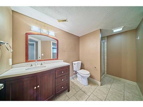 12 Crestmont Way Sw, Calgary, AB - Indoor Photo Showing Bathroom