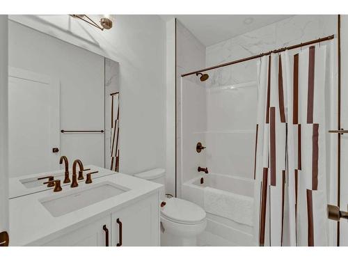 2106 49 Avenue Sw, Calgary, AB - Indoor Photo Showing Bathroom