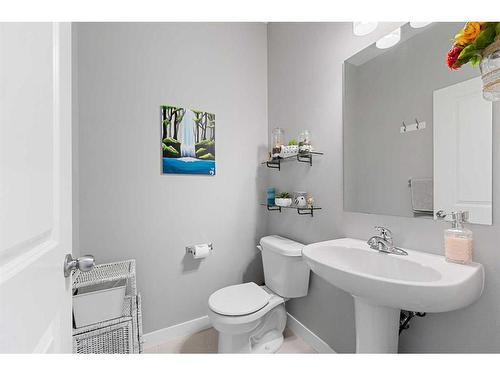 948 Nolan Hill Boulevard Nw, Calgary, AB - Indoor Photo Showing Bathroom