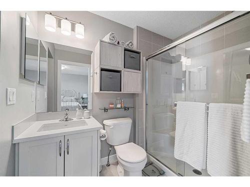 948 Nolan Hill Boulevard Nw, Calgary, AB - Indoor Photo Showing Bathroom