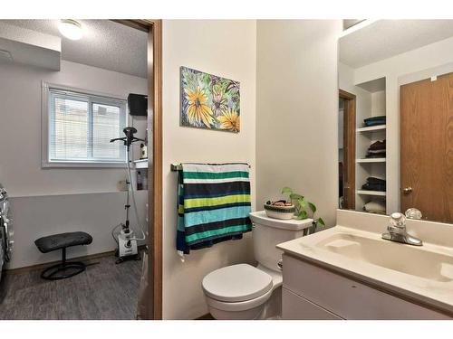 501 Hawkstone Drive Nw, Calgary, AB - Indoor Photo Showing Bathroom